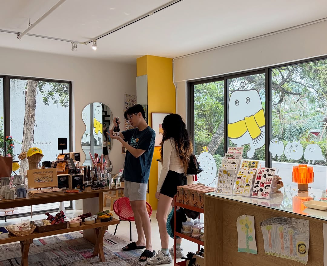 The Holiday Shop: clear shop interior and atmosphere