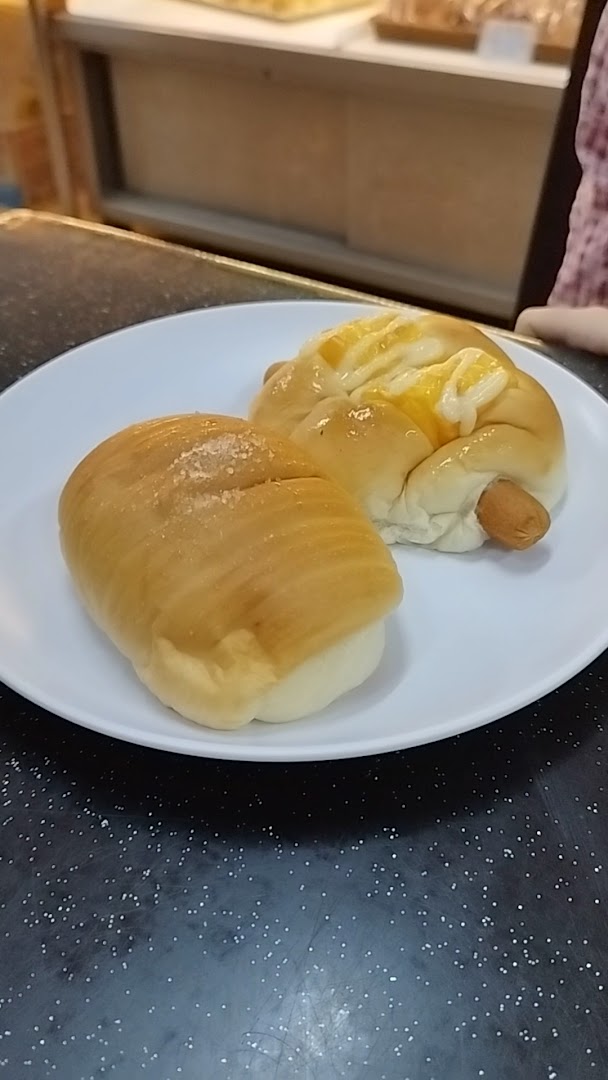 Hong Kong Pau Cafe: clear photo of breakfast items