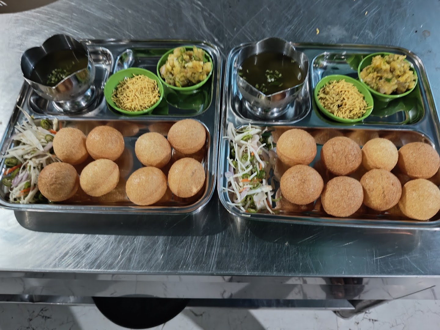 De Aval: clear, appetizing food presentation