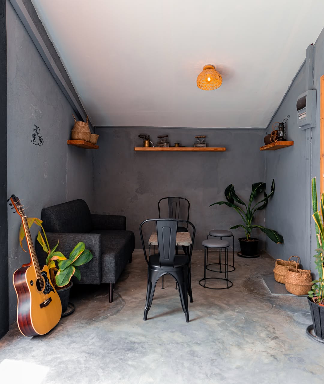 Kalhibih Drinks: inviting and well-composed interior shot