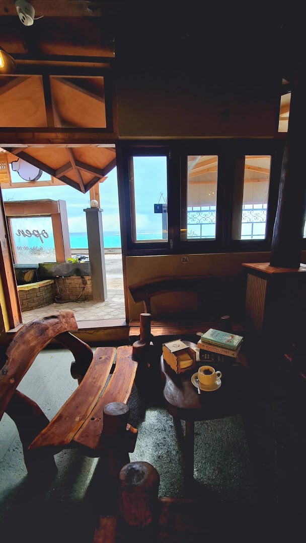 Palm Shore Cafe: inviting atmosphere with ocean view