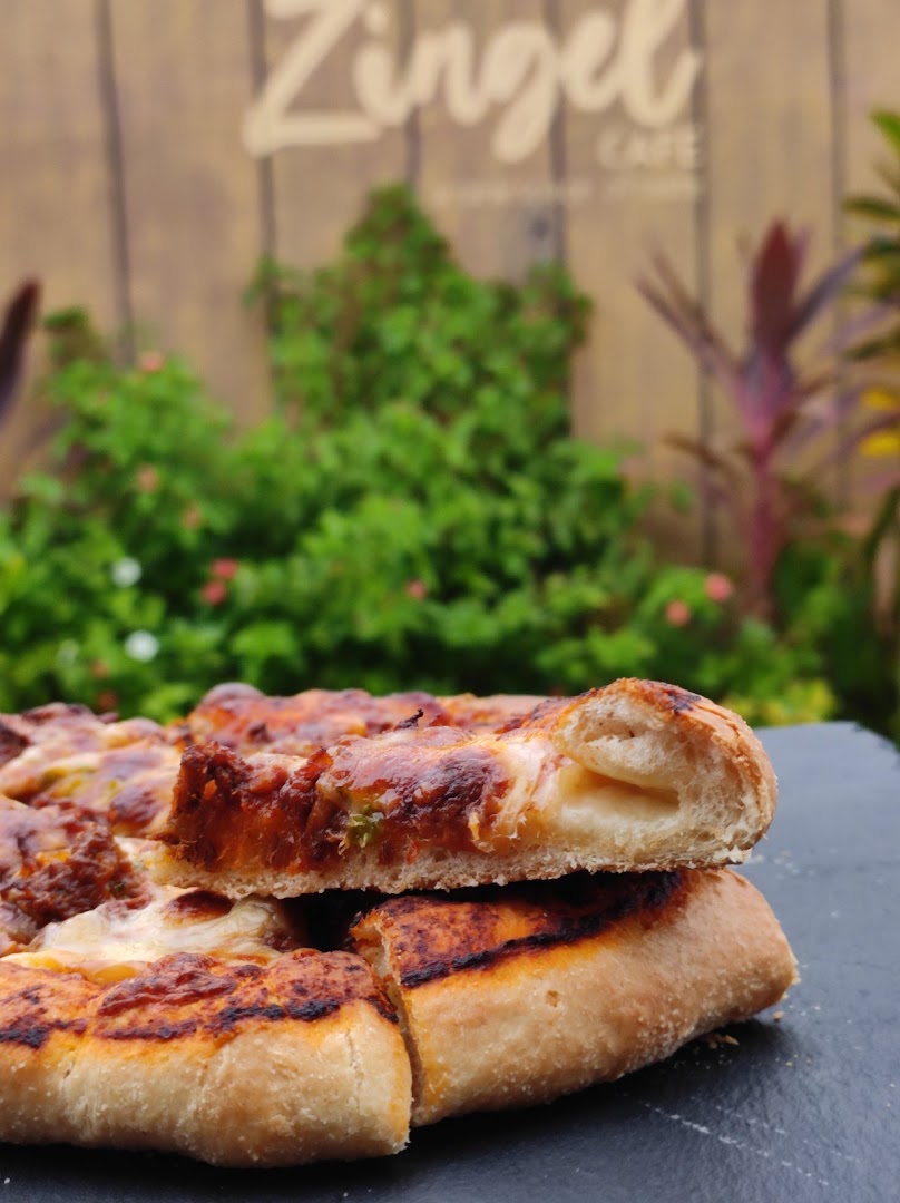 Zingel Cafe: appetizing food photo with branding