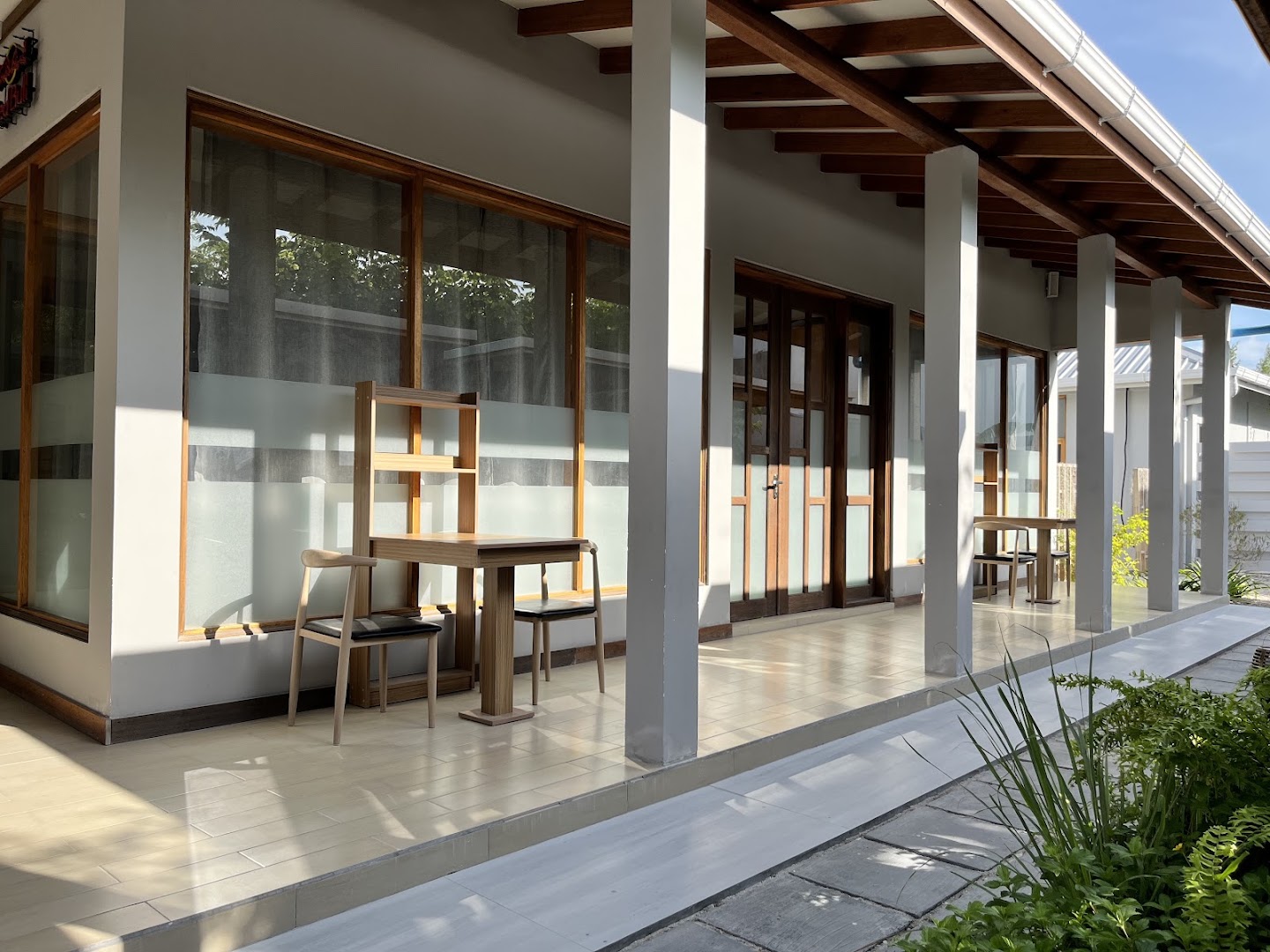 Zingel Cafe: clear, inviting exterior seating area