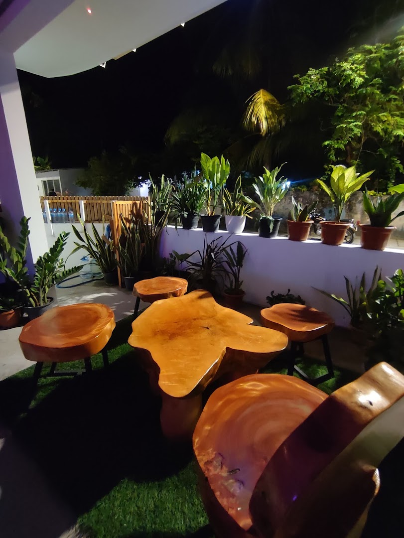 Cafe' 1940: inviting and well-lit outdoor seating