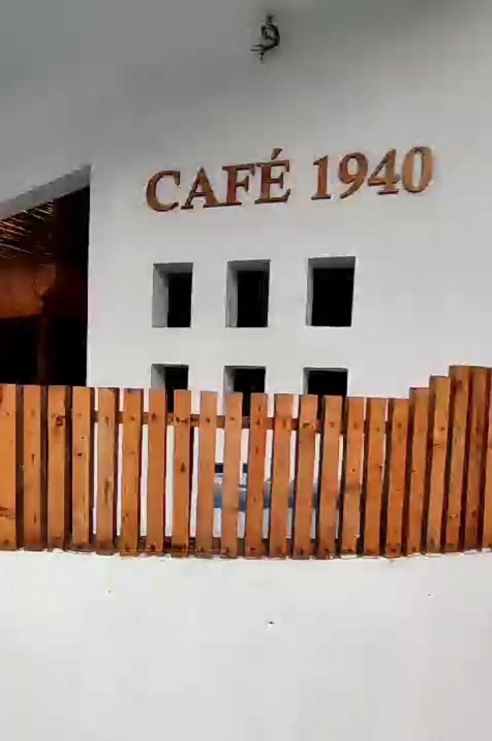 Cafe' 1940: clear exterior shot of venue