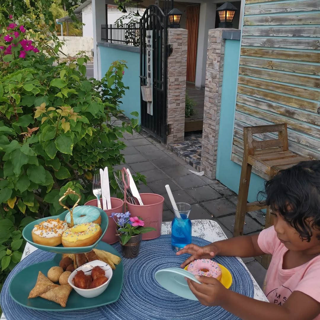 Cool Banana: inviting atmosphere with food displayed