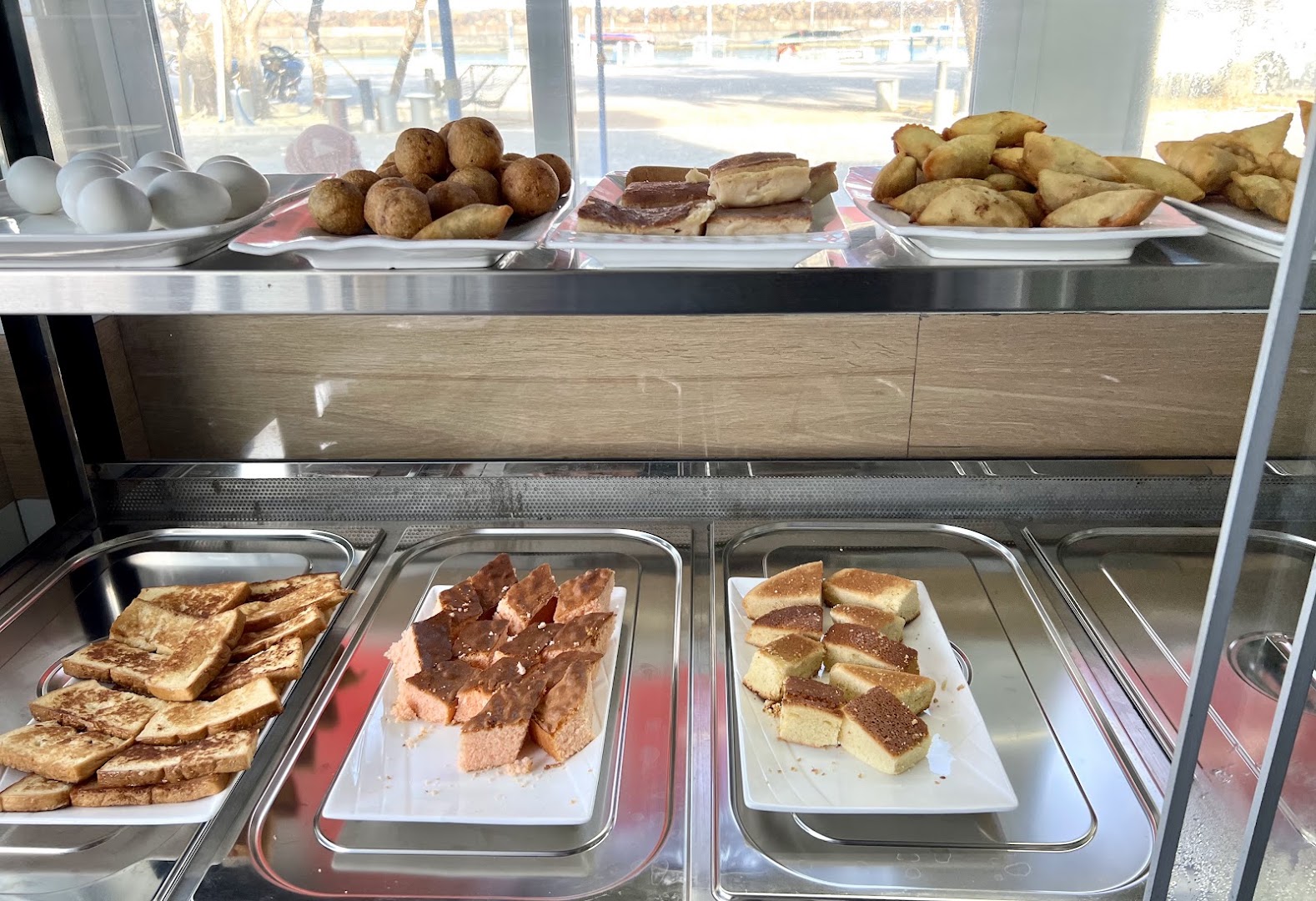 Oivaali Cafe: appetizing display of breakfast food