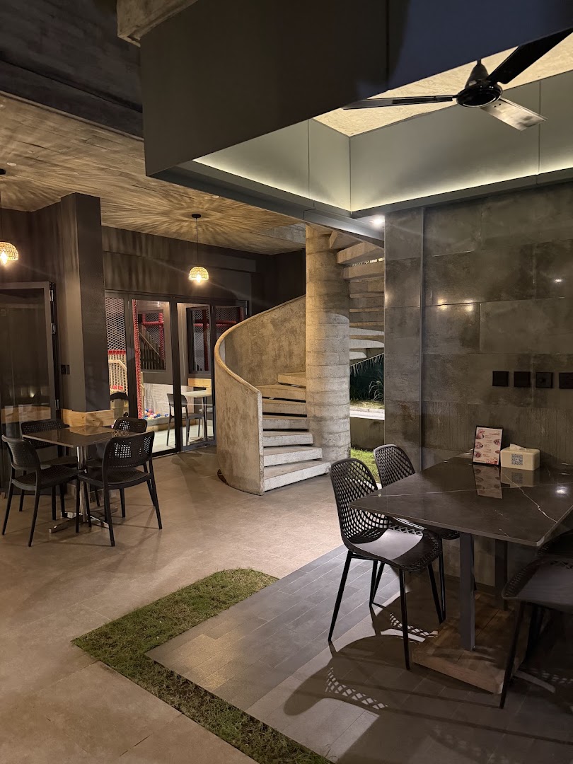 Thresher Cafe' & Bistro: attractive interior and atmosphere