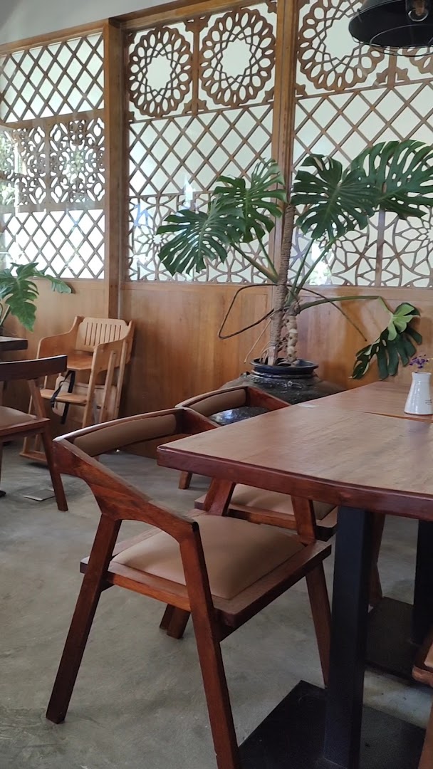 Clay Studio Café: clear, inviting interior atmosphere