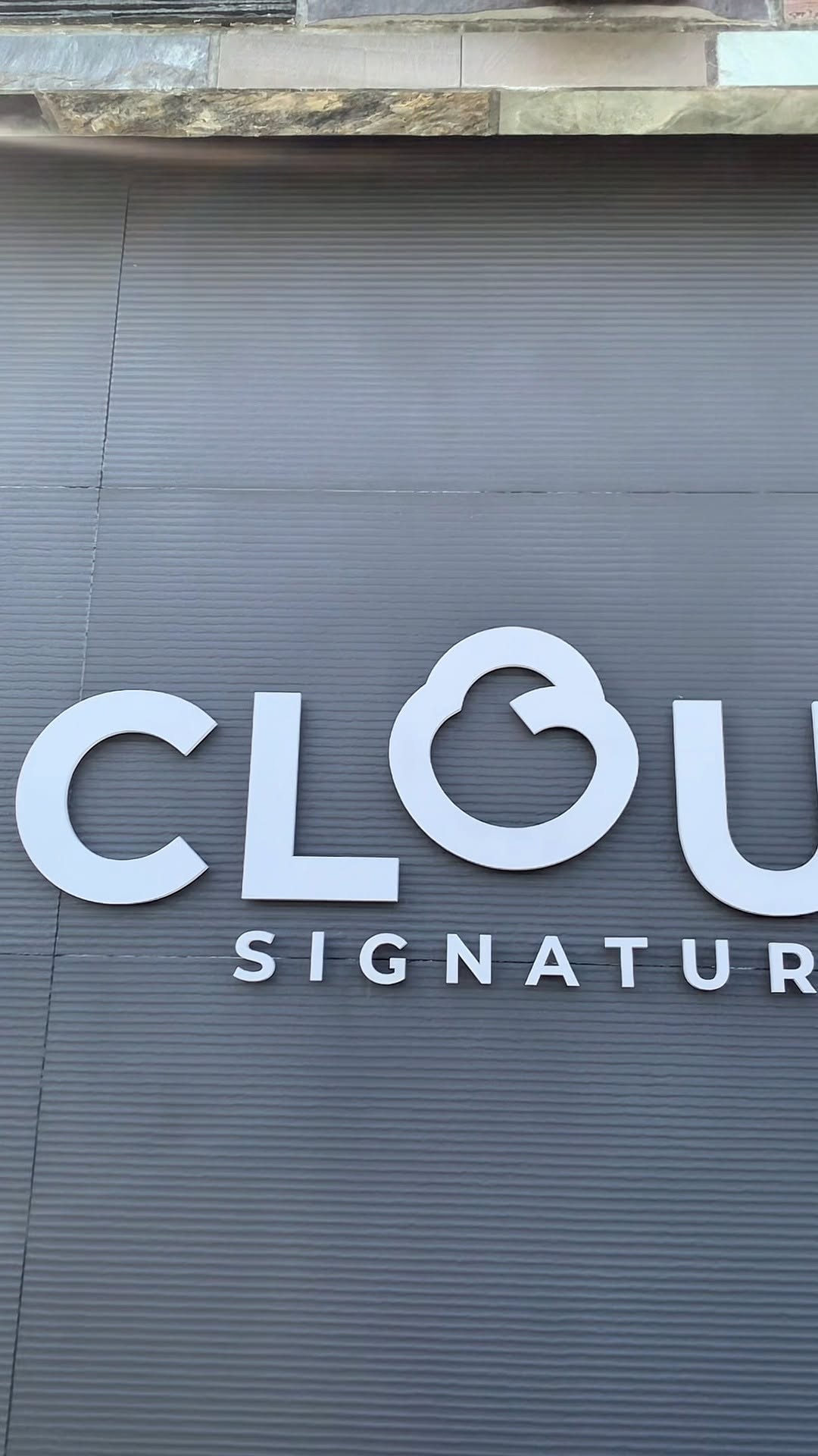 Cloud Signature: clear signage of the restaurant