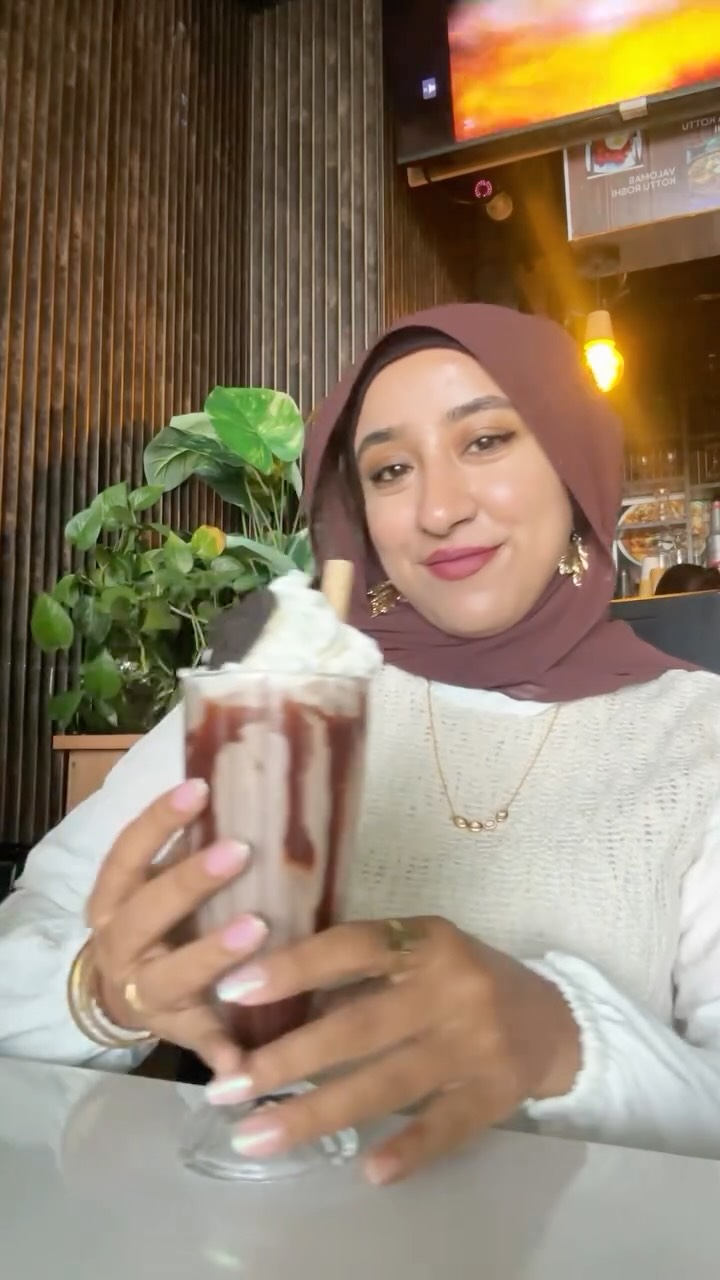 Sandy Sips: customer enjoying a restaurant drink