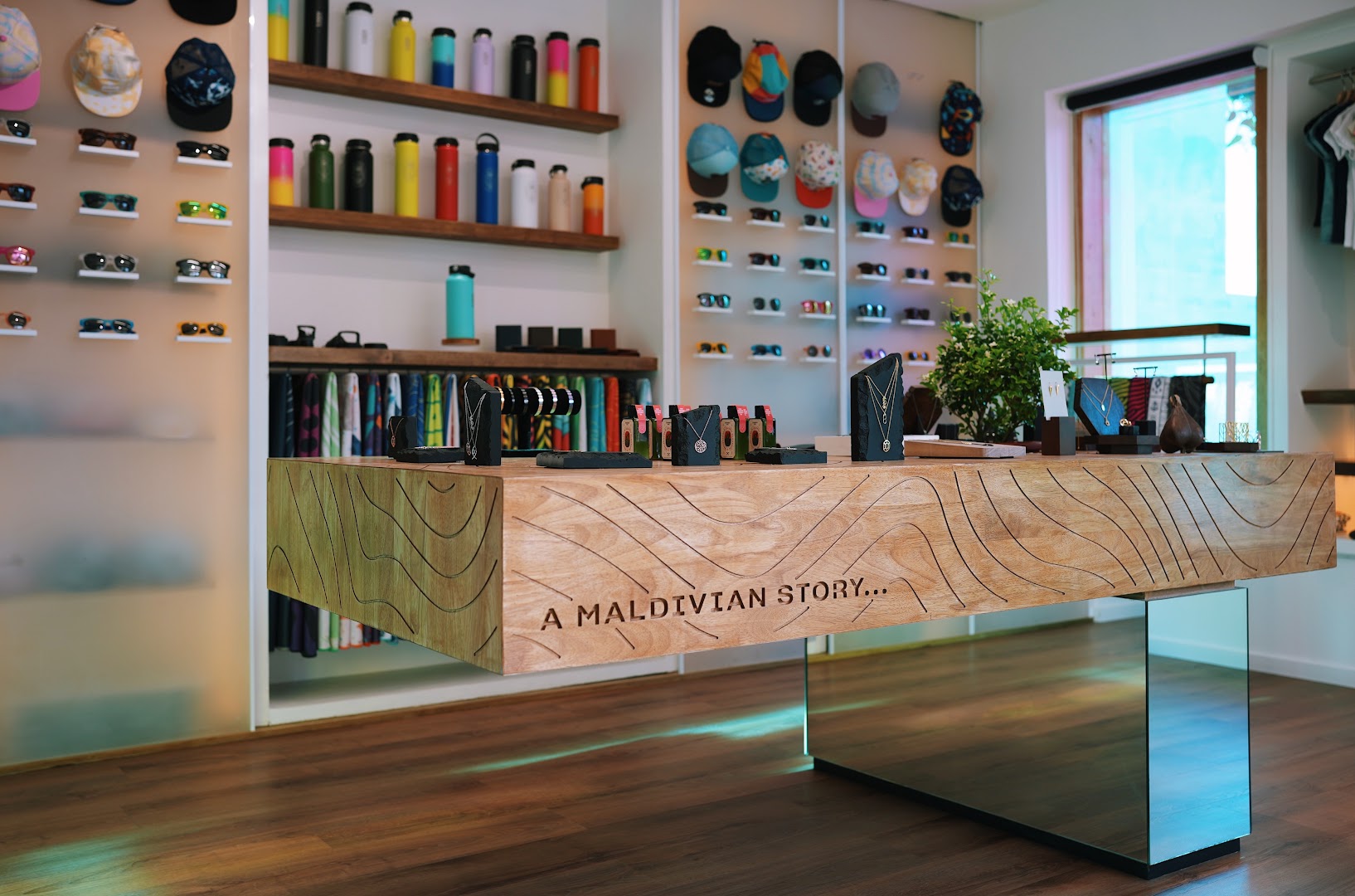 Toddy: professional shop interior display photo