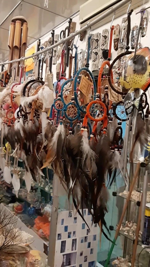 Angolo Souvenirs: clear display of shop products