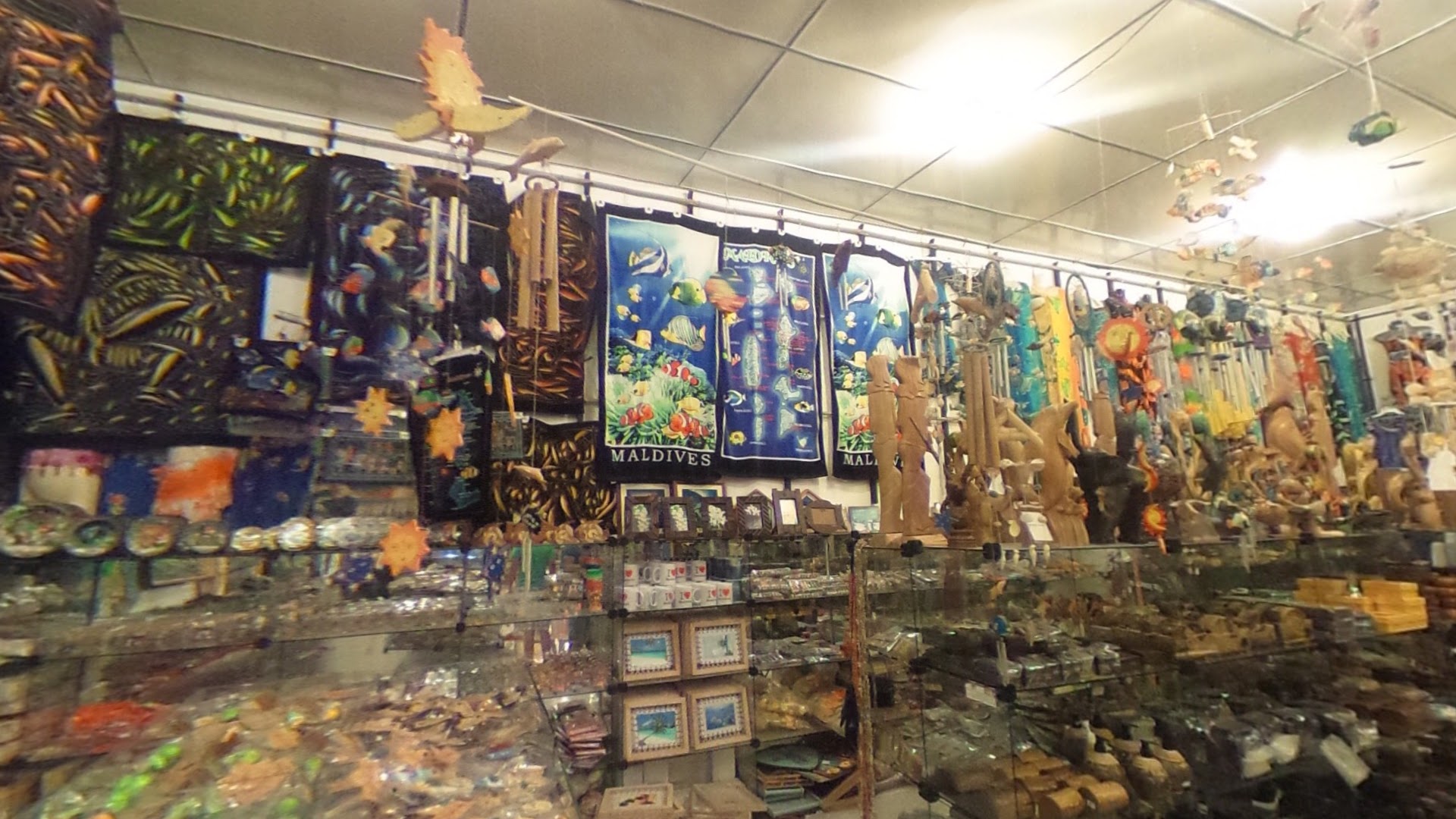 Angolo Souvenirs: clear display of shop products