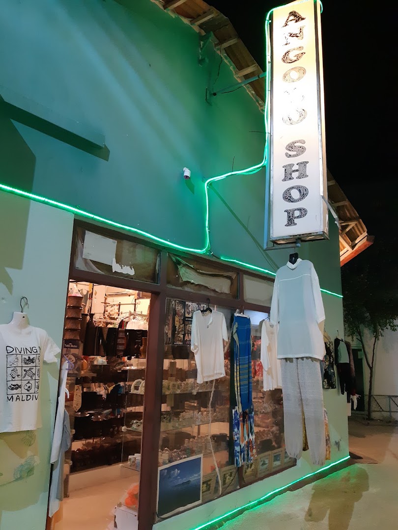 Angolo Souvenirs: clear storefront photo at night