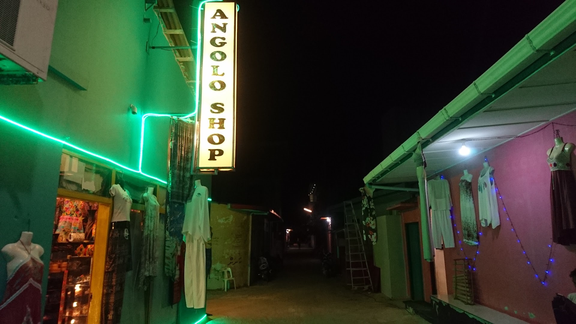 Angolo Souvenirs: clear storefront at night