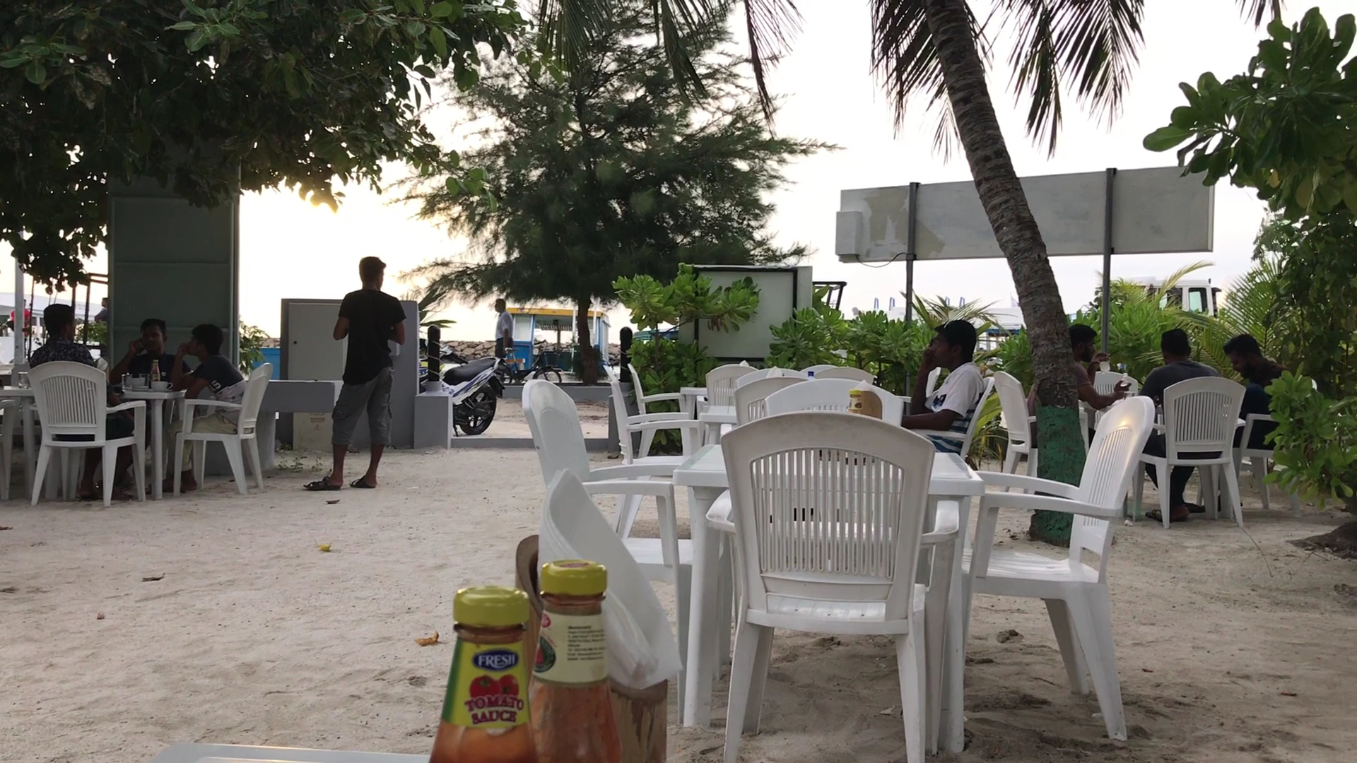 Harbour Cafe & Bakery: inviting outdoor dining atmosphere