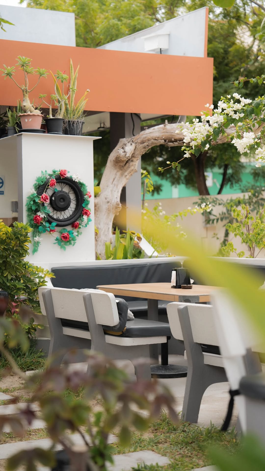 Island Catch Seafood Restaurant: attractive and inviting restaurant seating