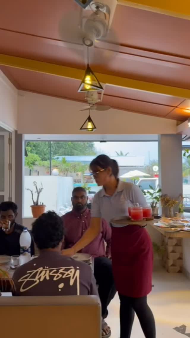 Island Catch Seafood Restaurant: staff serving restaurant guests