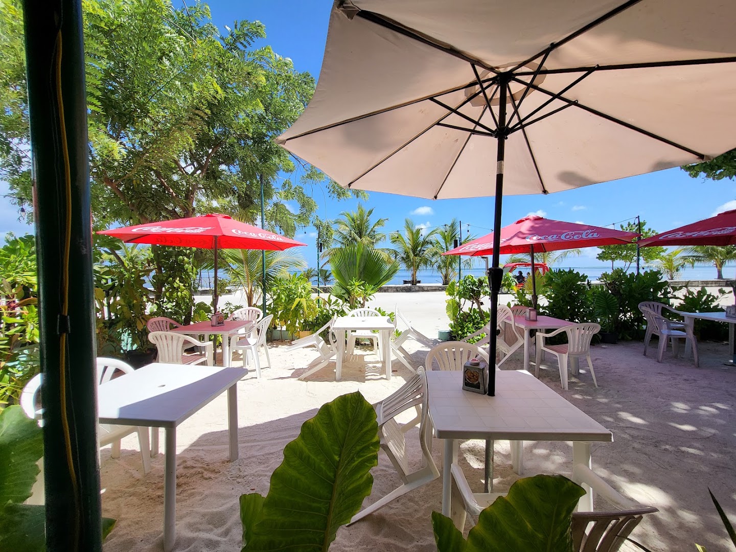 Sapphire Cafe: attractive outdoor terrace dining area