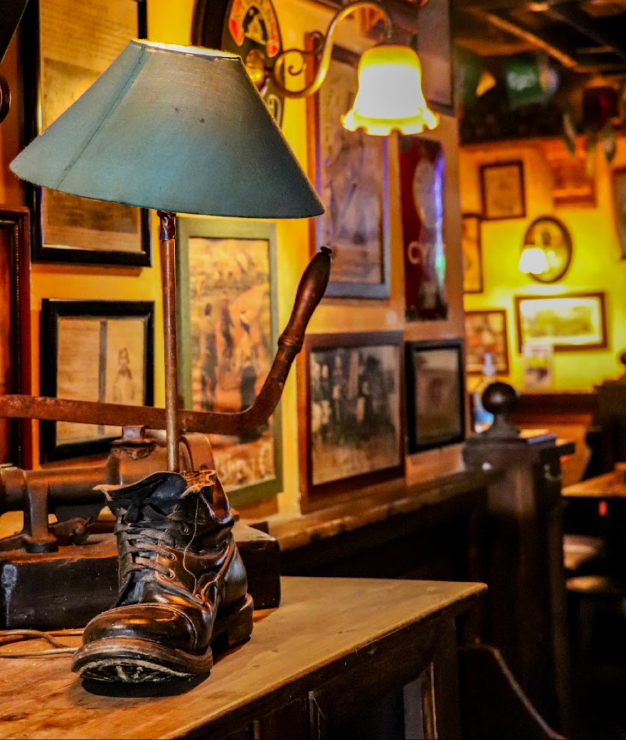 Fat Harry’s Pub: pub's unique atmosphere