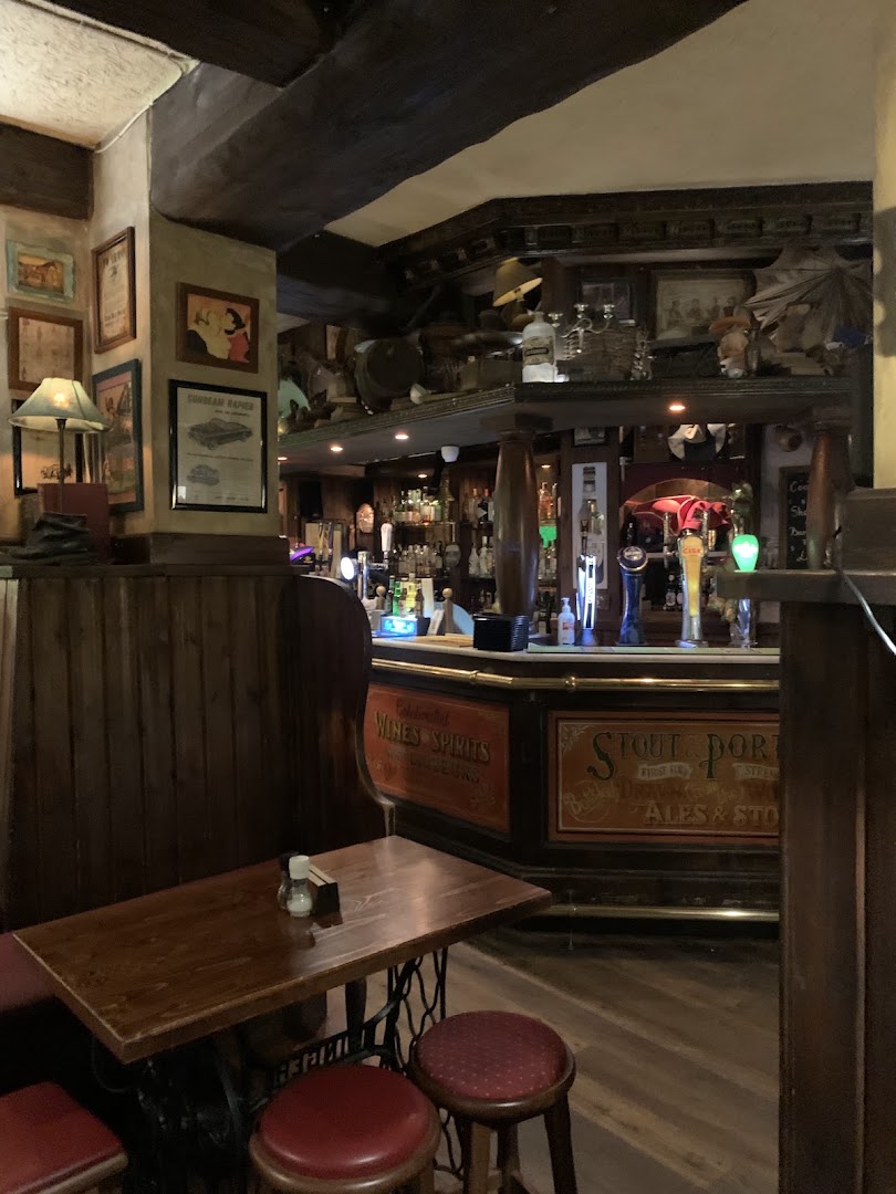 Fat Harry’s Pub: inviting pub interior atmosphere