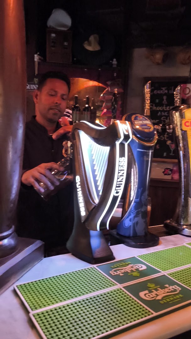 Fat Harry’s Pub: bartender and pub atmosphere