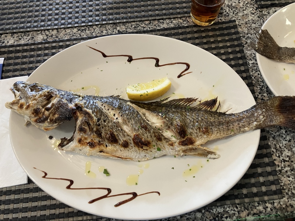 Il Bukkett: appetizing photo of served fish