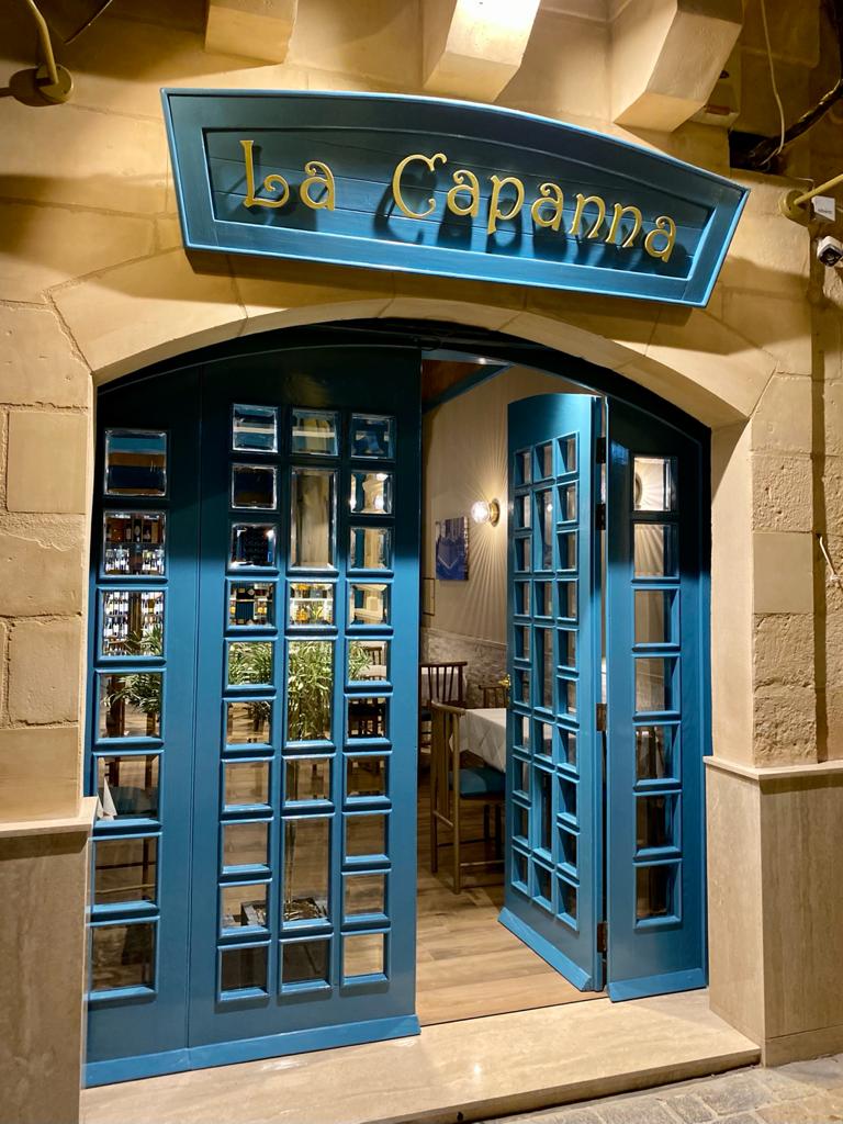 La Capanna: inviting and professional restaurant entrance
