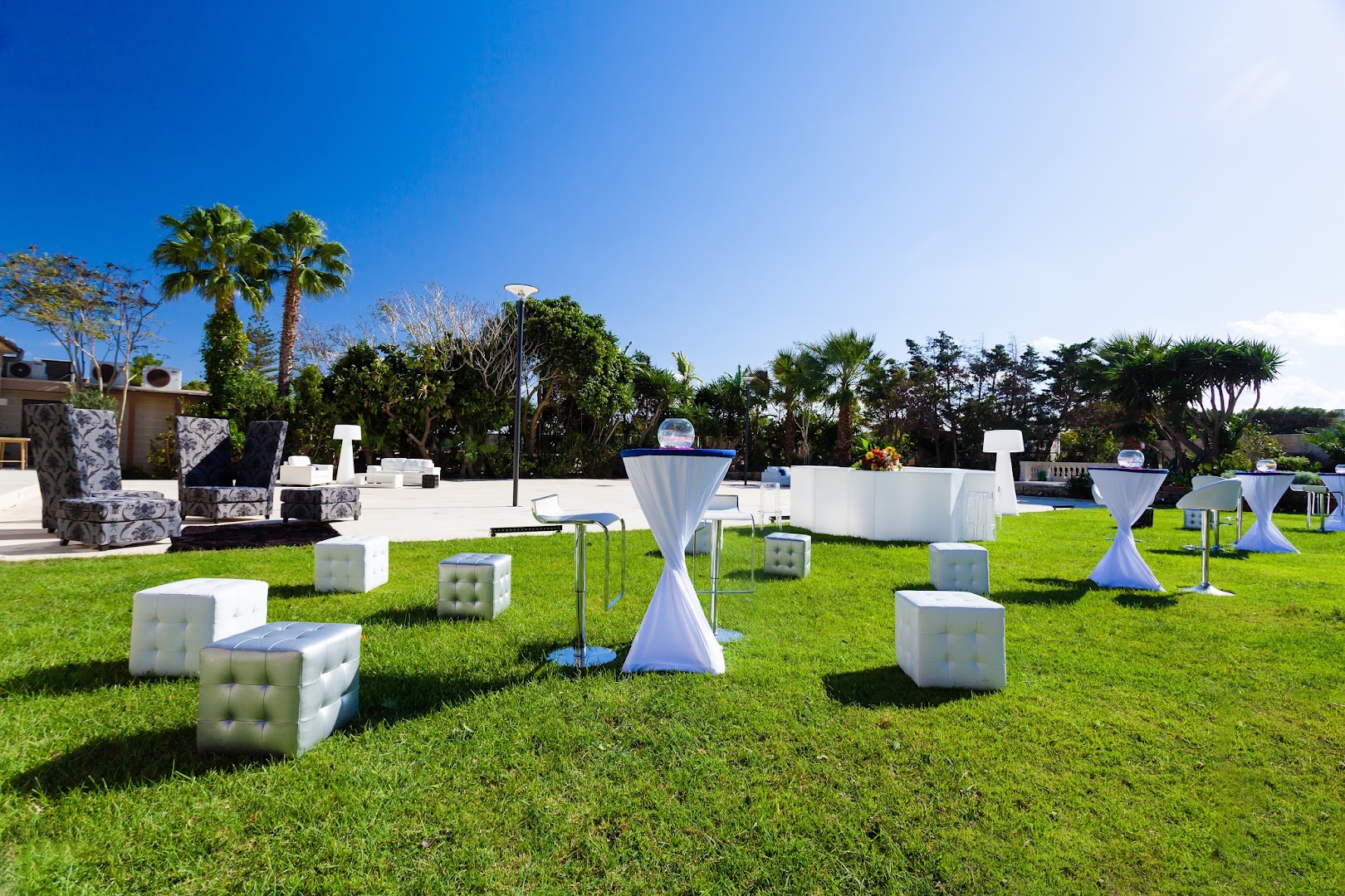 Bacchus: attractive outdoor restaurant seating area