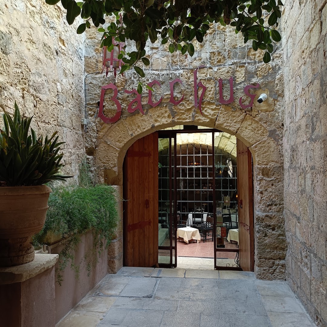 Bacchus: inviting and clear restaurant entrance