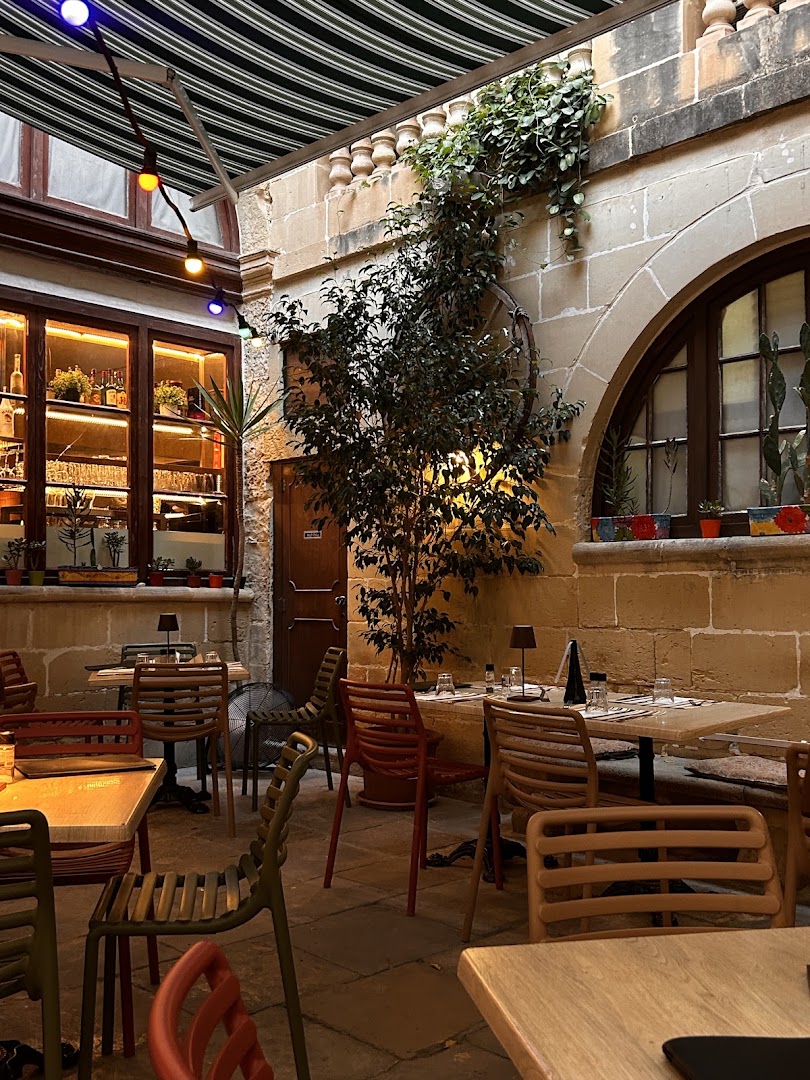 Coogi’s: inviting and atmospheric restaurant terrace