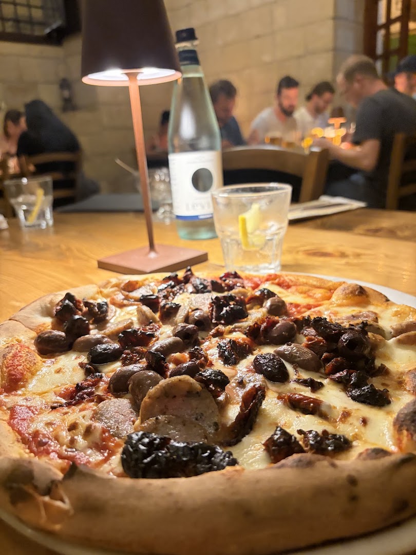 Coogi’s: appetizing food photo with atmosphere