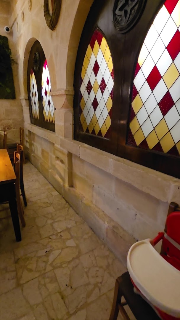 Coogi’s: restaurant interior and atmosphere