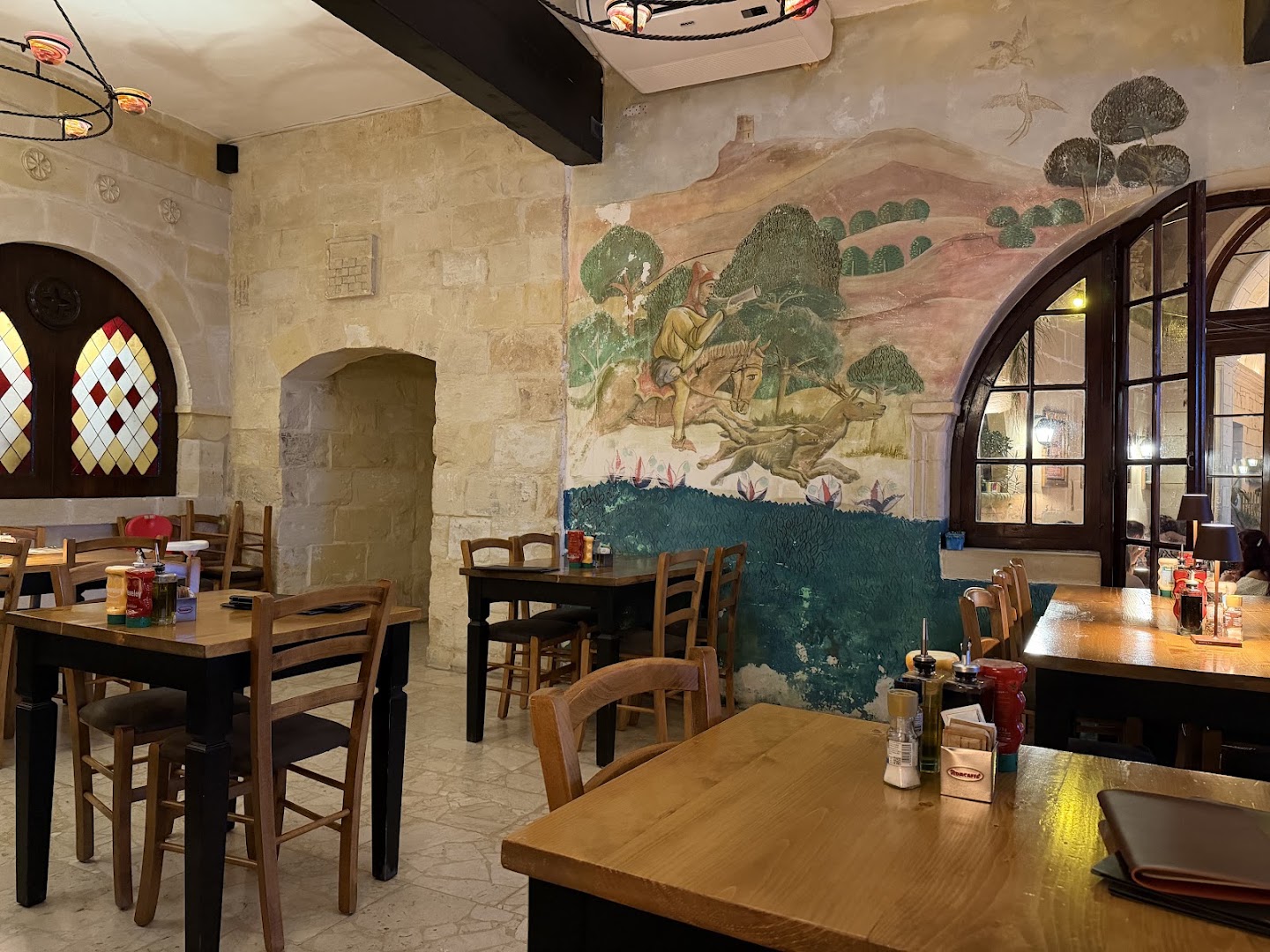 Coogi’s: restaurant interior and atmosphere