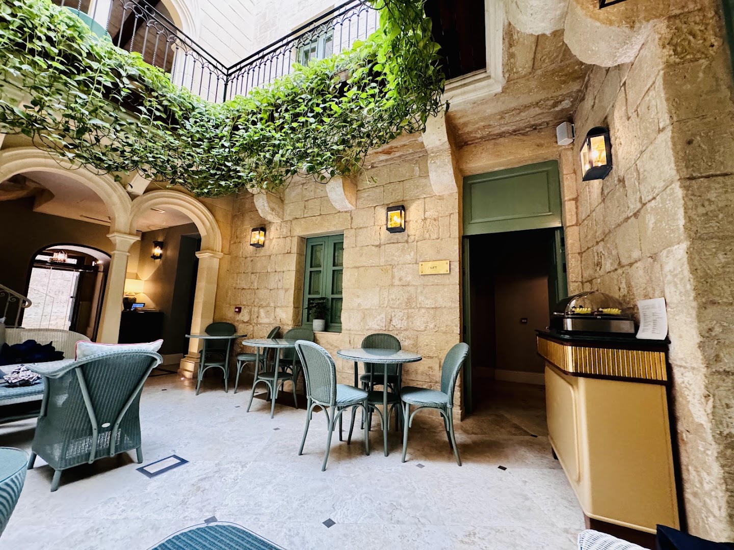 Courtyard Lounge Café: beautiful, inviting courtyard atmosphere