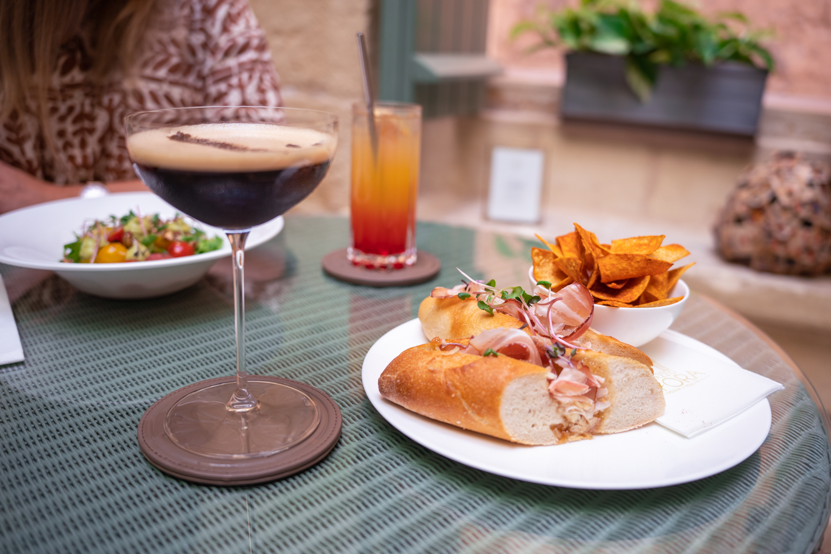 Courtyard Lounge Café: appetizing food and drink presentation