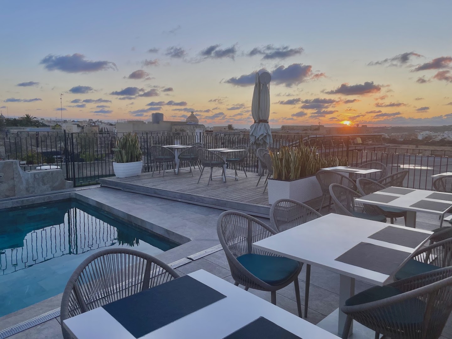 Courtyard Lounge Café: beautiful sunset terrace atmosphere