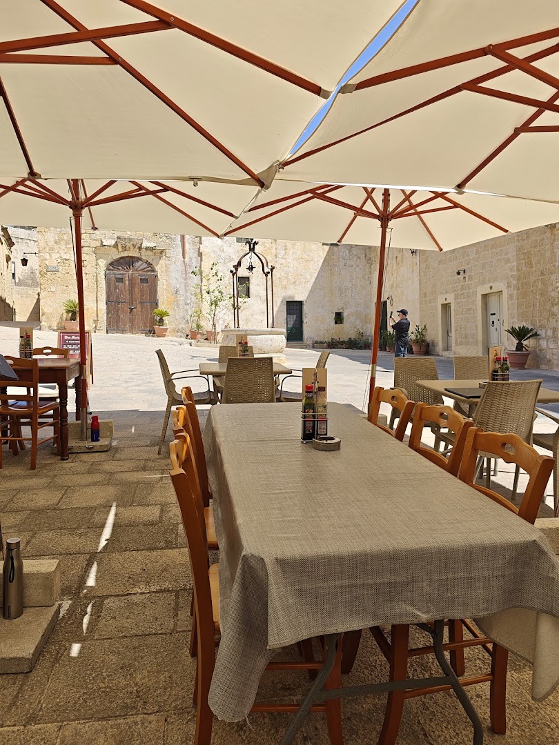 Don Mesquita: inviting outdoor terrace dining area