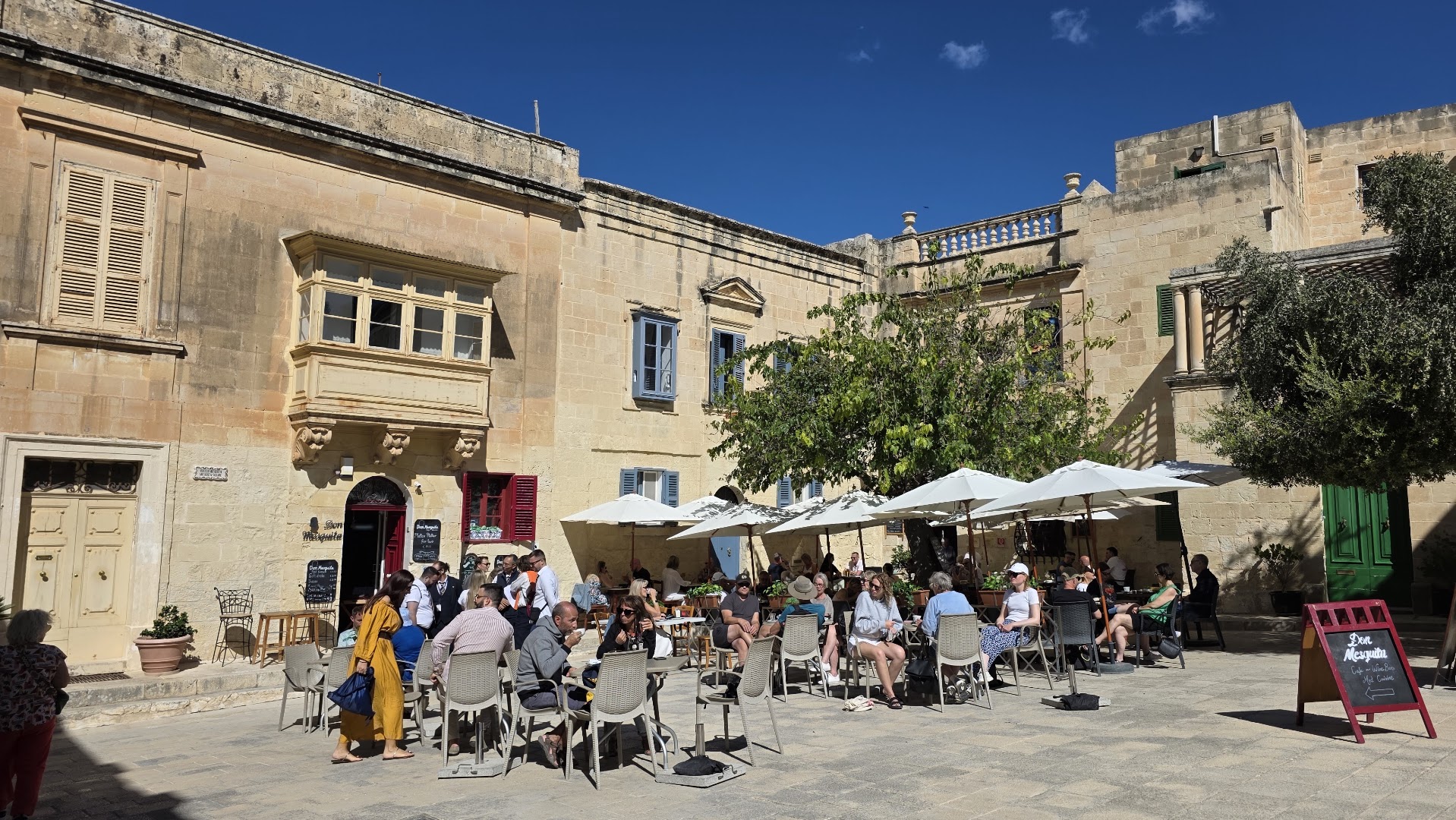 Don Mesquita: inviting restaurant terrace atmosphere