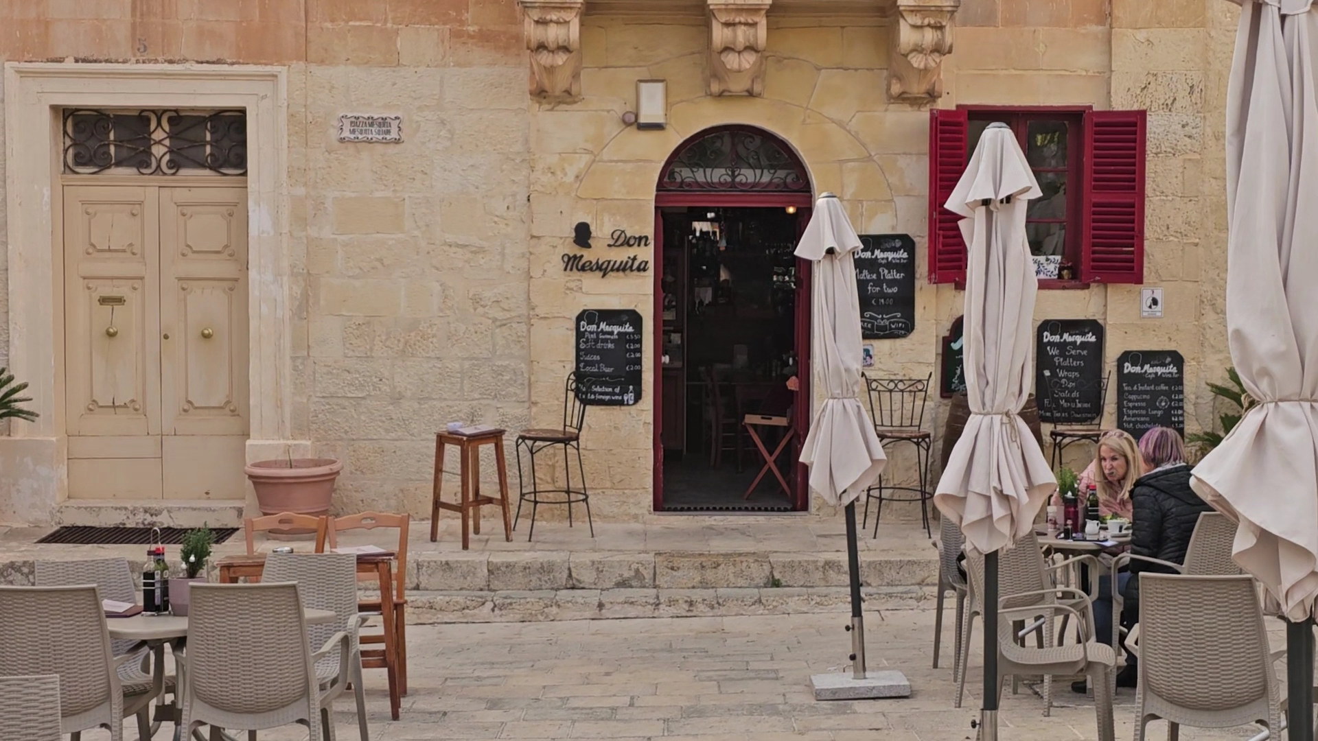 Don Mesquita: inviting exterior and terrace atmosphere
