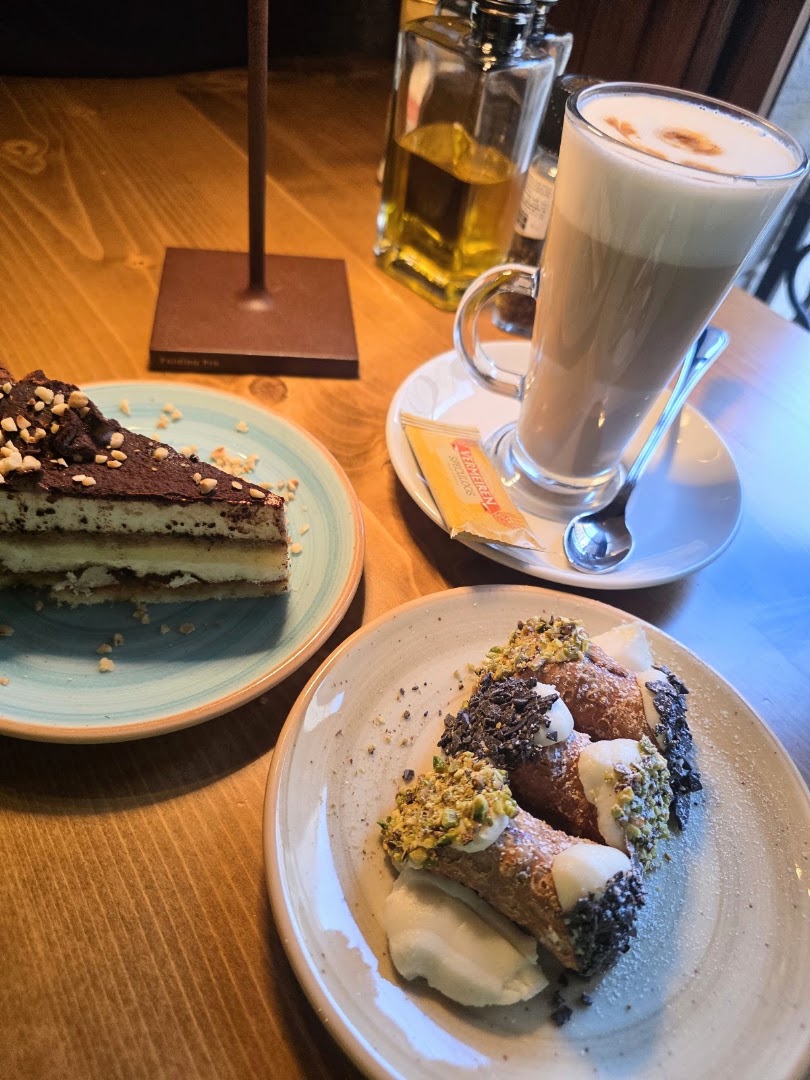 Fontanella Tea Garden: appetizing photo of food items