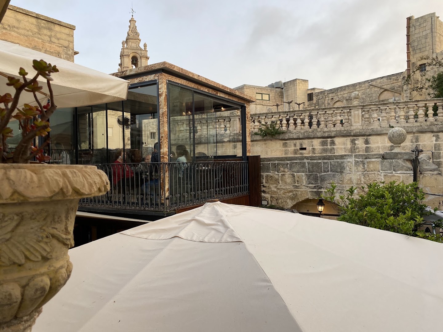 Fontanella Tea Garden: attractive terrace and atmosphere