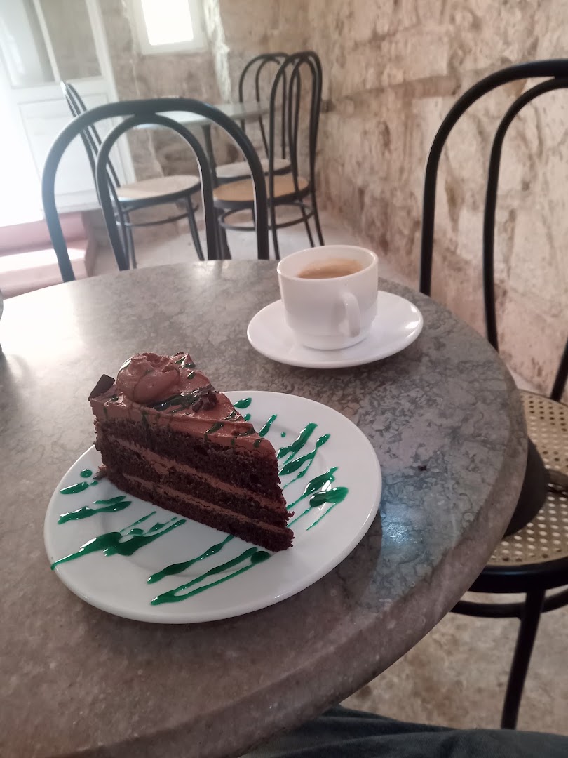 Palazzo Gatto Murina: appetizing food and drink presentation