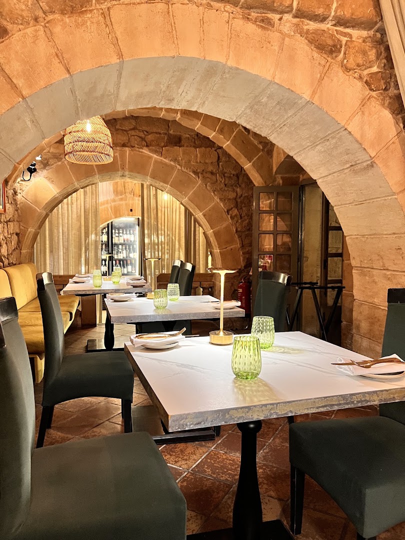 The Medina: inviting atmosphere and professional composition