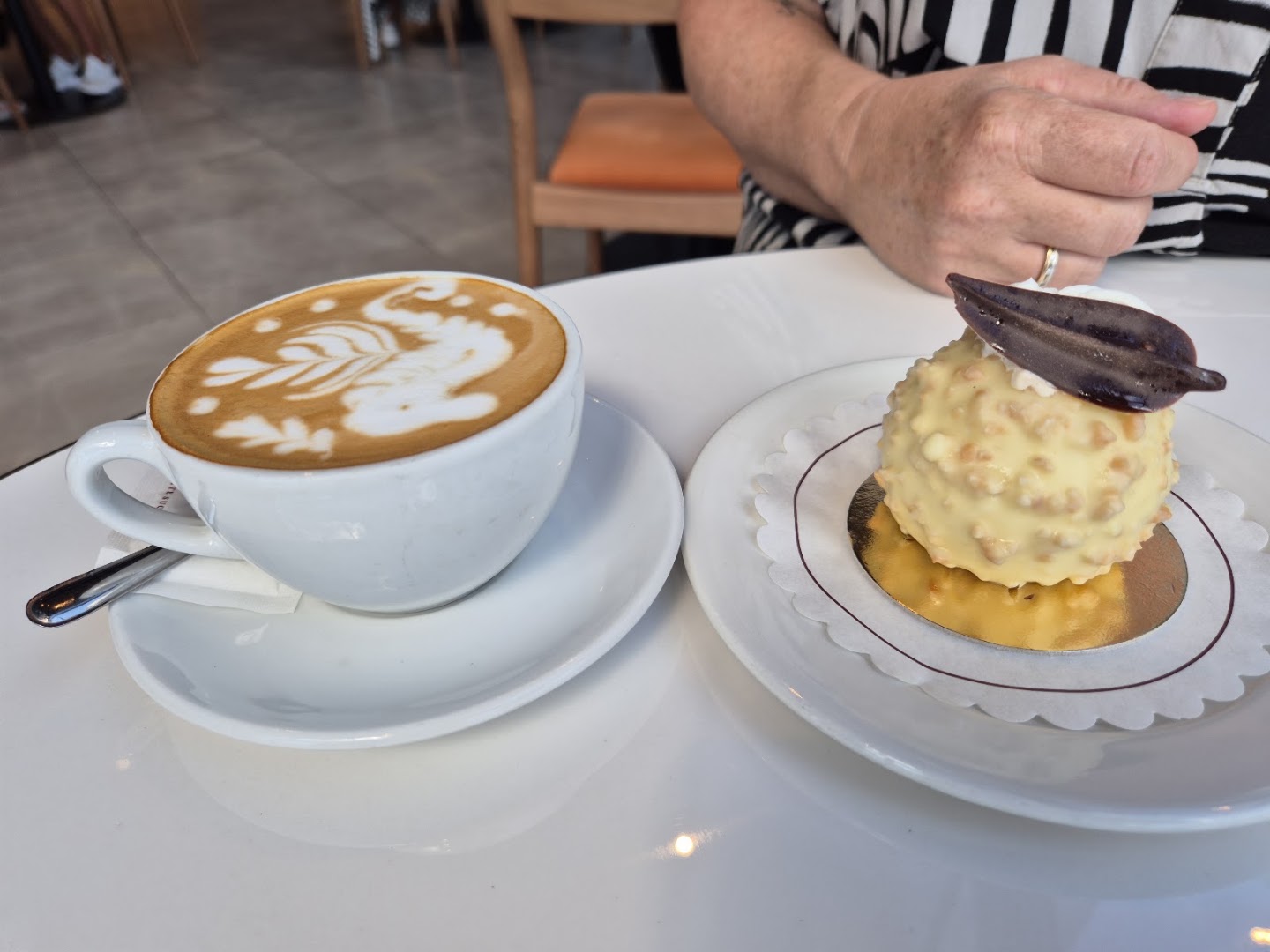 Busy Bee: appetizing photo of coffee and dessert