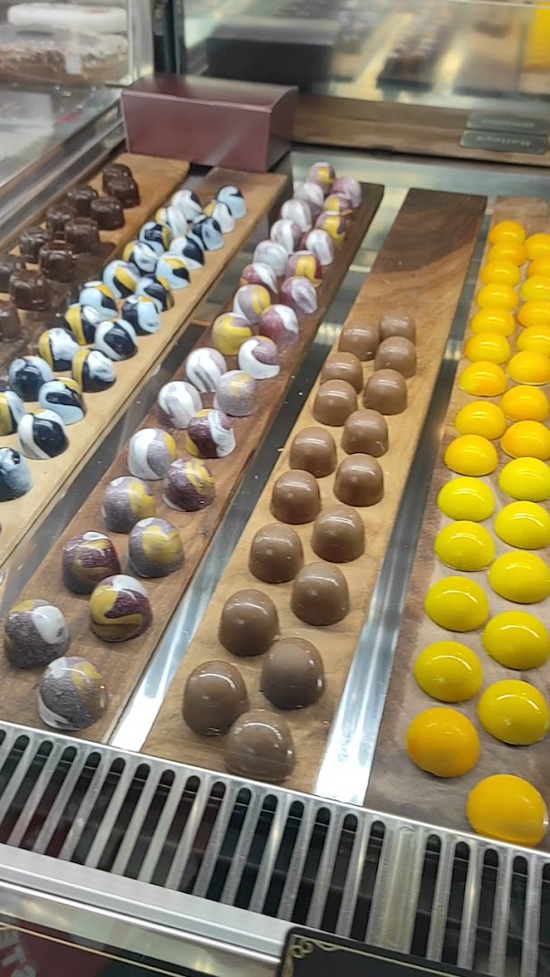 Busy Bee: high quality display of chocolates