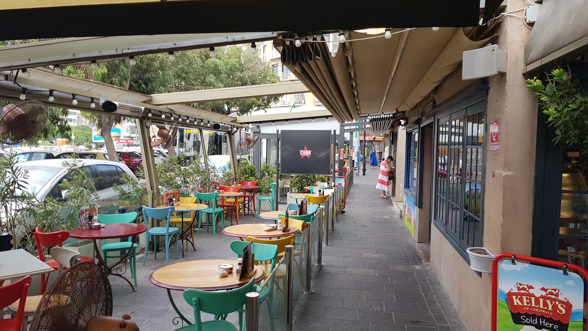 Café Cuba: clear view of terrace atmosphere