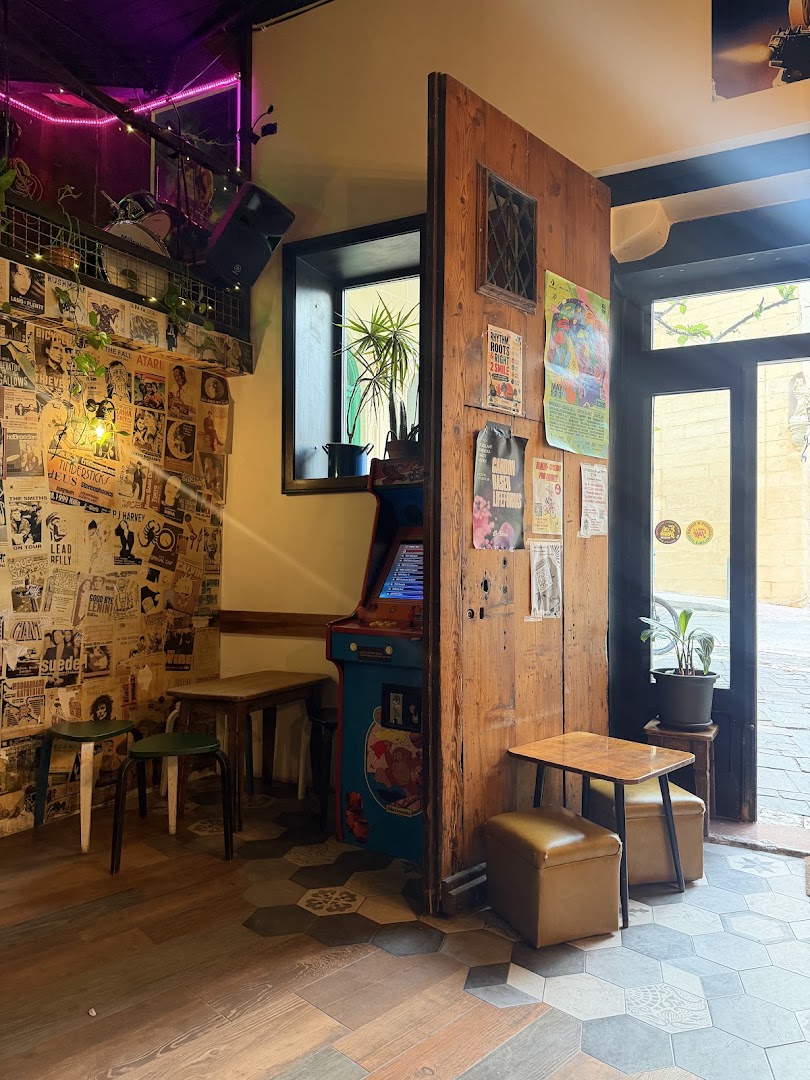 Hole in the Wall: venue atmosphere and interior