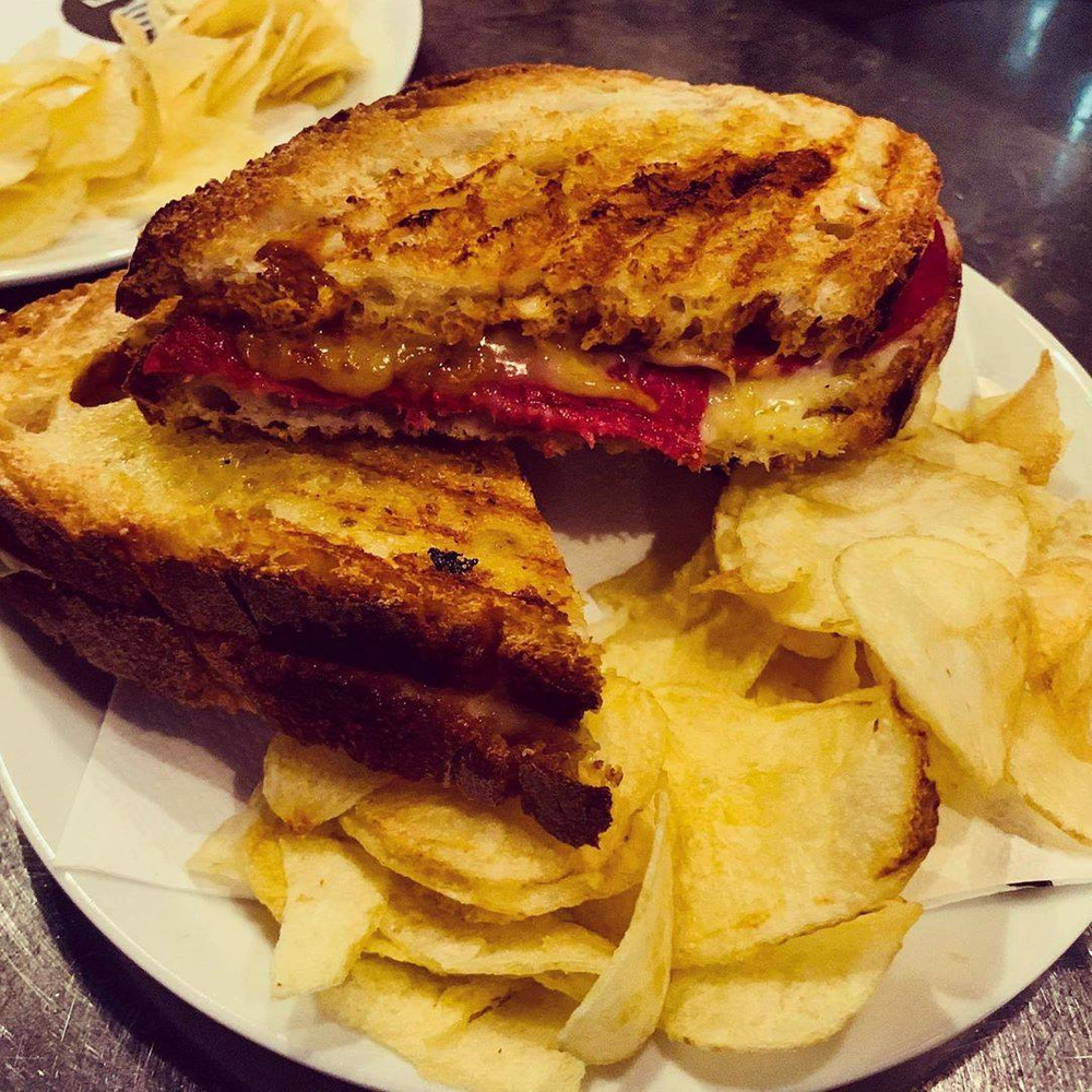 Hole in the Wall: appetizing photo of bar food